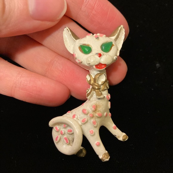 Vintage 1960s Trifari Cat Pin - Green Rhinestone Gem Accents, Pink Spots - Picture 3 of 13